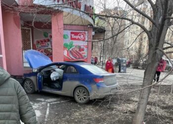 В Самаре автомобиль въехал в магазин колбас и мяса