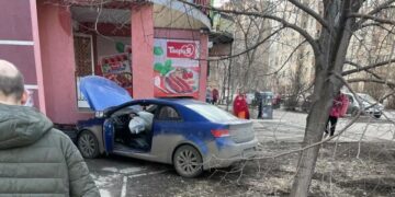 В Самаре автомобиль въехал в магазин колбас и мяса