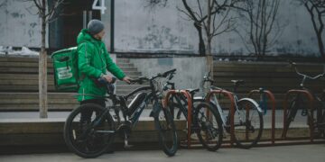 В Санкт-Петербурге полиция начала искать курьеров-нелегалов на электровелосипедах