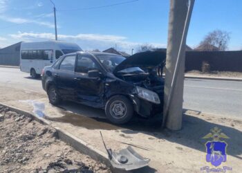 В Самарской области водители разбили авто о световые опоры – есть пострадавшие