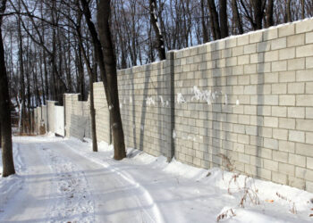 Приставы отправляют минприроды на штурм забора усадьбы самарского девелопера Суркова