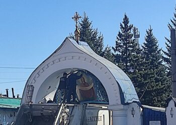 В Самаре мусоровоз сбил икону