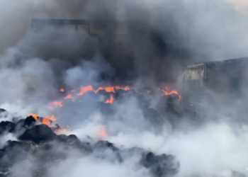 Масштабный пожар разгорелся на свалке рядом с СИЗО в Тольятти
