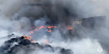Масштабный пожар разгорелся на свалке рядом с СИЗО в Тольятти