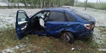 В Самарской области Гранта слетела в кювет и перевернулась