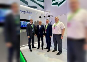 Представители компании "АнтенМед" с замминистра здравоохранения Узбекистана, фото: пресс-служба "АнтенМед"