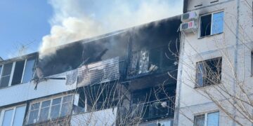 В Новокуйбышевске пожар охватил три квартиры на двух этажах многоквартирного дома