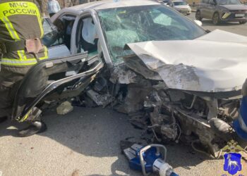 В Самаре неуправляемая Toyota Camry врезалась в дерево