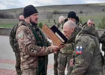 Бойцам группировки «Центр» передали копию иконы, подаренной Путиным участникам СВО