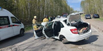 В Самарской области Гранта слетела в кювет и перевернулась