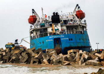 Экологическая катастрофа под Керчью потянула в свою воронку и группу «Волготанкер»