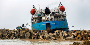 Экологическая катастрофа под Керчью потянула в свою воронку и группу «Волготанкер»