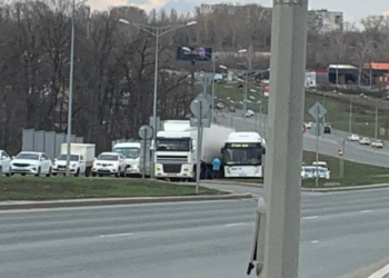 В Самаре пассажирский автобус въехал в большегруз