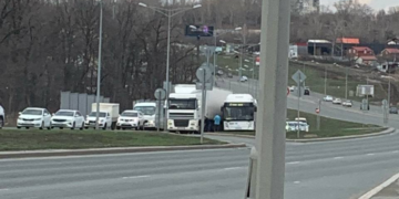 В Самаре пассажирский автобус въехал в большегруз