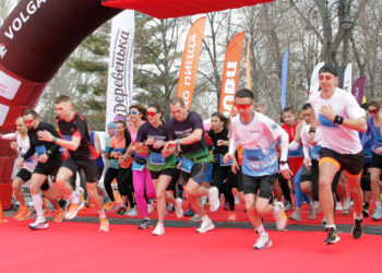 В Самаре почти 4000 легкоатлетов вышли на старт в полумарафоне, 2500 — финишировали