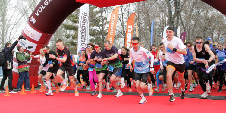 В Самаре почти 4000 легкоатлетов вышли на старт в полумарафоне, 2500 — финишировали