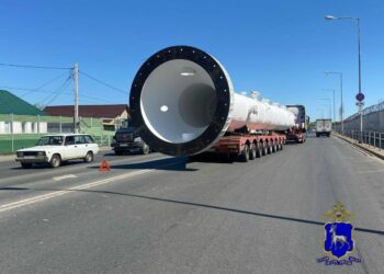 Огромная труба устроила ДТП и пробку в Самаре