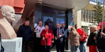 В Самаре у главного входа в Центральный автовокзал установили бюст Ленина