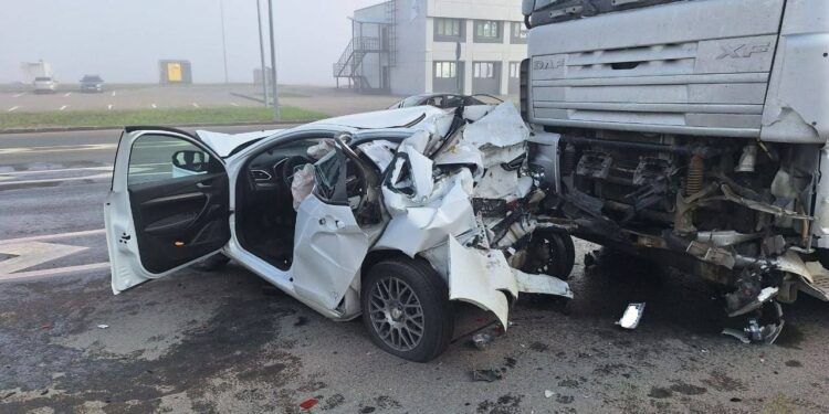 Грузовик снес три автомобиля, фото: ГУ МВД РФ по Самарской области