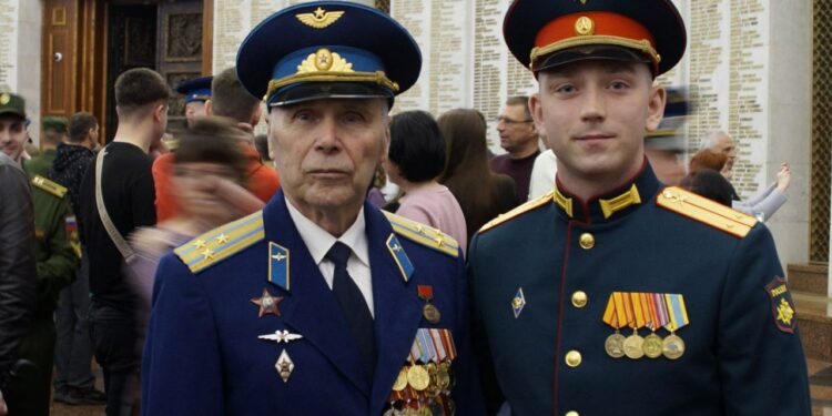 Дмитрий Шамшурин (справа) с дедом, фото: "Уральские военные вести"
