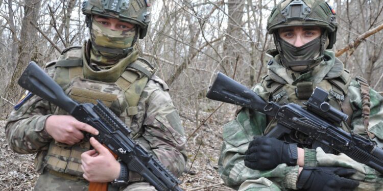 Бойцы с позывными "ВДВ (справа) и "Лёня", фото: Павел Заволокин
