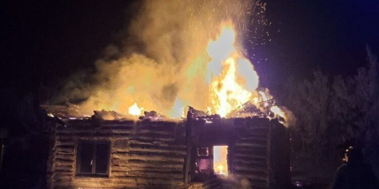 Пожар в п.г.т. Суходол, фото: ГКУ СО Центр по делам ГО, ПБ и ЧС