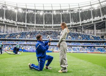 На матче тольяттинского «Акрона» с «Динамо» актер Павел Деревянко сделал предложение любимой