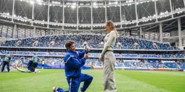 На матче тольяттинского «Акрона» с «Динамо» актер Павел Деревянко сделал предложение любимой