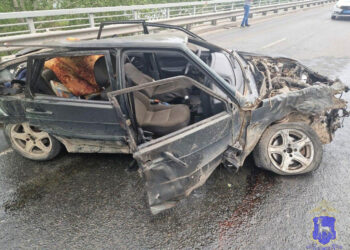 В Самаре двое пассажиров пострадали в ДТП легковушки с тягачом
