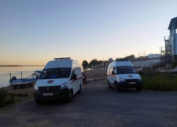 В Самарской области лодка с тремя детьми на борту налетела на затопленную баржу