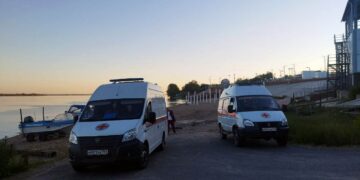 В Самарской области лодка с тремя детьми на борту налетела на затопленную баржу