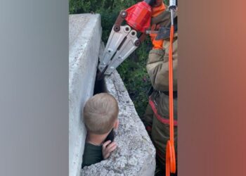 В Самарской области спасли 8-летнего мальчика, застрявшего между бетонных плит