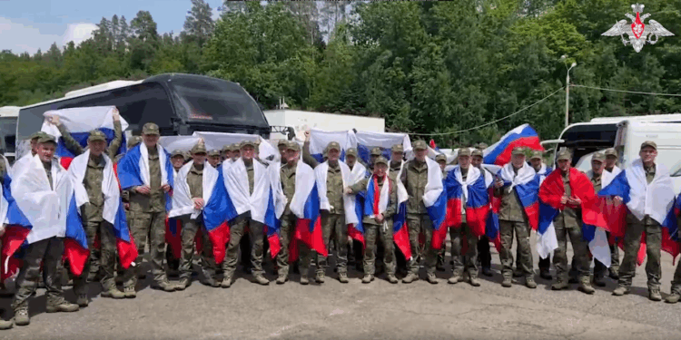 Освобожденные из плена военнослужащие, фото: Минобороны РФ
