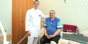 В клиниках СамГМУ впервые провели операцию по ревизионному эндопротезированию коленного сустава