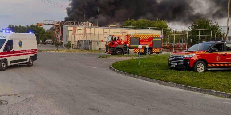 Тушение пожара на промпредприятии в Тернополе, фото: соцсети
