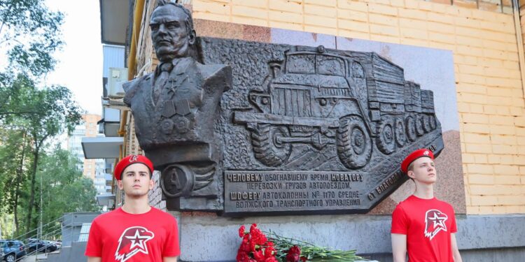 Мемориальную доску Герою Социалистического Труда Парфирию Теплякову установили в Самаре, фото: администрация г.о. Самара