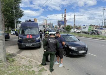 У самарского ТРК «Парк Хаус» задержали шестерых бывших иностранцев-«уклонистов»