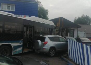 В Самаре пассажирский автобус врезался в здание