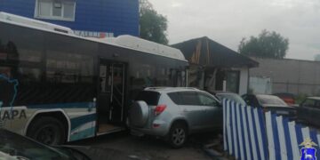 В Самаре пассажирский автобус врезался в здание