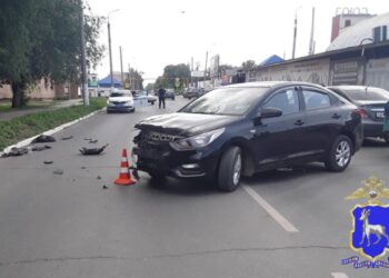 В Тольятти Volkswagen наехал на велосипедиста и врезался в УАЗ