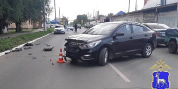 В Тольятти Volkswagen наехал на велосипедиста и врезался в УАЗ