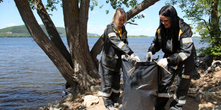 Новокуйбышевские нефтепереработчики помогли очистить волжский берег от мусора
