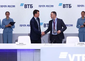 ВТБ и Почта России подписали меморандум на ПМЭФ-2025
