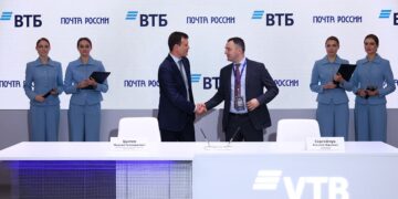 ВТБ и Почта России подписали меморандум на ПМЭФ-2025