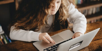 Треть жителей ПФО разрешают детям с 14 лет делать покупки в интернете