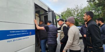 Мигранты пытались скрыться от самарской полиции, перемахнув через забор овощебазы