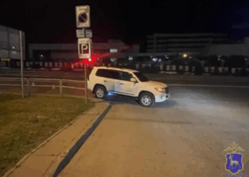 В Самаре мужчина оказался в реанимации, рискнув перейти дорогу в неположенном месте