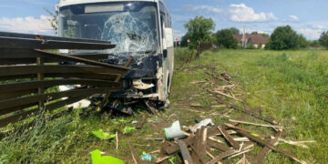 В Самарской области водитель автобуса потерял сознание за рулем и съехал в кювет