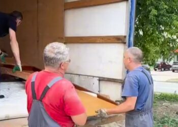 В Самаре сняли на видео агрессивных «серых» грузчиков, незаконно сбрасывающих отходы