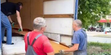 В Самаре сняли на видео агрессивных «серых» грузчиков, незаконно сбрасывающих отходы